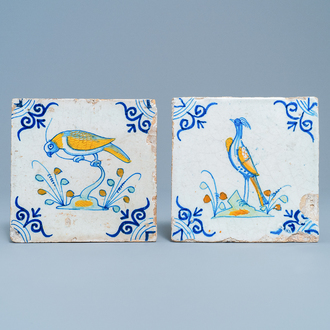 Twee polychrome Delftse tegels met vogels, 17e eeuw