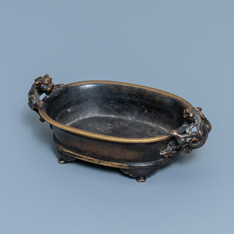 Een Chinese bronzen wierookbrander met chilong handgrepen, Xuande merk, Ming