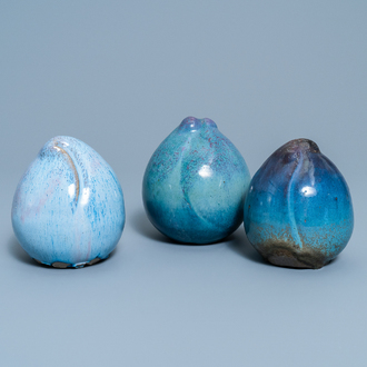 Drie Chinese Shiwan aardewerken modellen van perziken met flambé glazuur, 20e eeuw