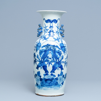 Un vase en porcelaine de Chine en bleu et blanc, 19ème