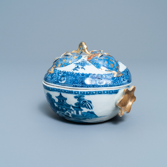 Une terrine couverte en forme de grenade en bleu, blanc, rouge de fer et doré, Jiaqing