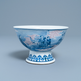 Un bol sur piedouche en porcelaine de Chine en bleu, blanc et rouge de cuivre, République