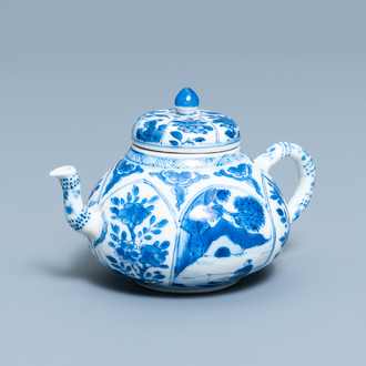 Een Chinese blauw-witte theepot met deksel in zacht porselein, Kangxi