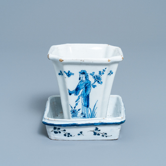 Un pot à fleurs sur son support en faïence de Delft en bleu et blanc, 18ème