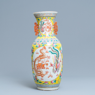 Un vase en porcelaine de Chine famille rose à décor de dragons et phénix, 19ème