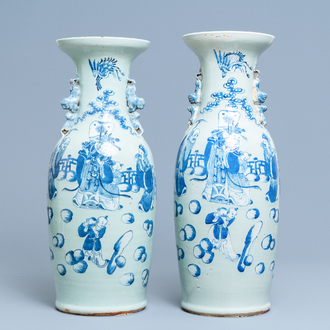 Une paire de vases en porcelaine de Chine en bleu et blanc sur fond céladon, 19ème