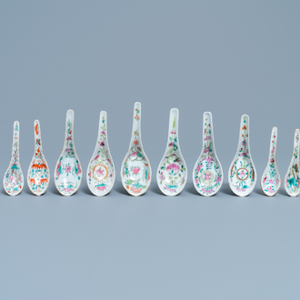 Douze cuillères en porcelaine de Chine famille rose pour le marché Straits ou Peranakan, 19/20ème