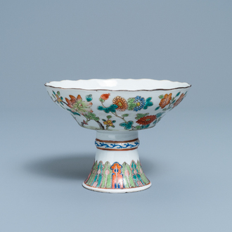 Een Chinese famille rose stem bowl, 19e eeuw