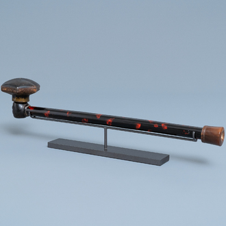 Une pipe à opium de femme en bois laqué et peint en faux-écaille de tortue, Chine, 19ème