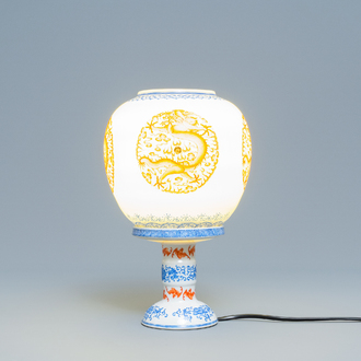 Une lanterne en porcelaine de Chine coquille d'oeuf à décor de dragons, République