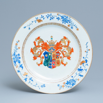 Un plat armorié en porcelaine de Chine famille rose pour le marché européen, Yongzheng/Qianlong