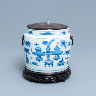 Een Chinese blauw-witte kom met antiquiteiten, Kangxi