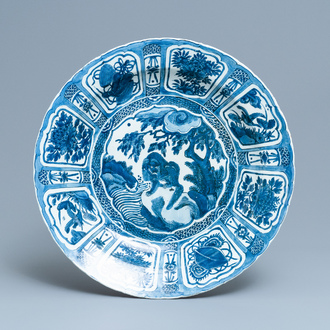 Un grand plat en porcelaine de Chine en bleu et blanc de type kraak à décor d'un animal mythique, Wanli