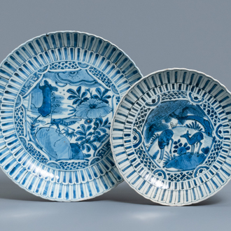 Deux plats en porcelaine de Chine en bleu et blanc de type kraak, Wanli