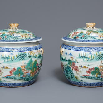 Une paire de bols couverts en porcelaine de Chine famille rose, marque de Qianlong, République