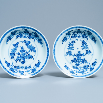 A pair of Chinese blue and white plates with floral design, Kangxi/Yongzheng