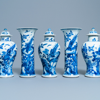 Une garniture de cinq vases en porcelaine de Chine en bleu et blanc, Kangxi