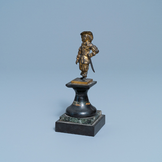 Een verguld bronzen figuur van een soldaat, Nederland, 17e eeuw