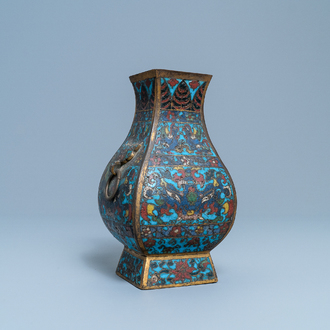 Een Chinese cloisonné 'fanghu' vaas, Wanli