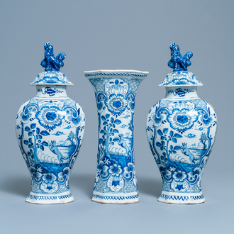 Une garniture de trois vases en faïence de Delft en bleu et blanc, 18ème