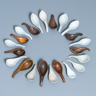 22 Chinese brown- and white-glazed spoons, 17/18th C.