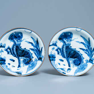 Une paire de coupes en porcelaine d'Arita en bleu et blanc à décor de qilins, Japon, Edo, 17/18ème