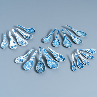 Twenty Chinese blue and white spoons, 19/20th C.