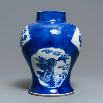 Un vase en porcelaine de Chine en bleu et blanc à fond bleu poudré, Kangxi