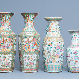 Een paar Chinese Canton famille rose vazen en twee vazen met antiquiteiten, 19e eeuw