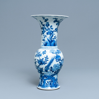 Een Chinese blauw-witte yenyen vaas met een vogel bij bloesems, Kangxi