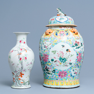 Un vase couvert en porcelaine de Chine famille rose et un vase à décor de pêches, 19/20ème
