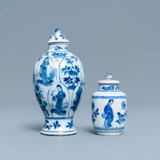 Twee Chinese blauw-witte dekselvaasjes met Lange Lijzen, Kangxi