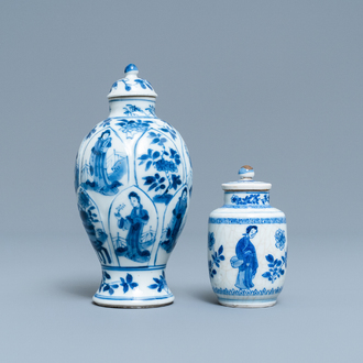 Deux petits vases couverts en porcelaine de Chine en bleu et blanc à décor de longues dames, Kangxi