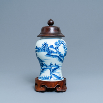 Un vase en porcelaine de Chine en bleu et blanc, Kangxi