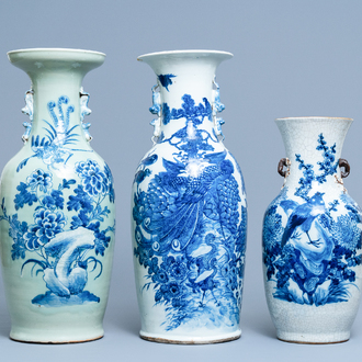 Trois vases en porcelaine de Chine en bleu et blanc, 19ème