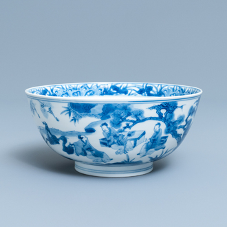 Un bol en porcelaine de Chine en bleu et blanc à décor de lettrés et leurs servants, marque et époque de Kangxi