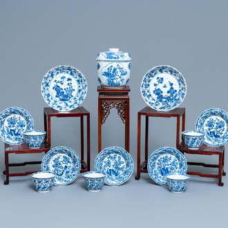 Een collectie blauw-wit Chinees porselein, Kangxi