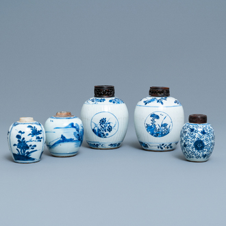 Vijf Chinese blauw-witte gemberpotten, Kangxi