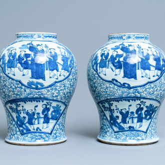 Une paire de vases en porcelaine de Chine en bleu et blanc, marque de Chenghua, 19ème