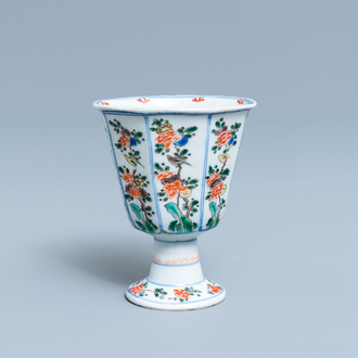 Een Chinese octagonale famille verte stem cup, Kangxi