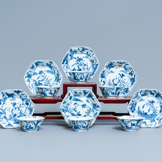 Zes Chinese blauw-witte hexagonale koppen en schotels, Kangxi