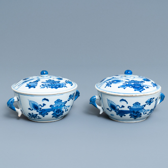 Une paire de bols couverts en porcelaine de Chine en bleu et blanc à décor d'antiquités, Kangxi