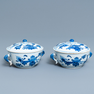 A pair of Chinese blue and white 'antiquities' bowls and covers, Kangxi