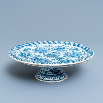 Un grand tazza en faïence de Delft en bleu et blanc, vers 1700