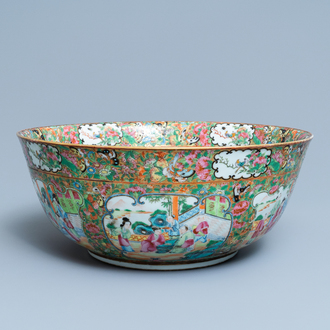 Un grand bol en porcelaine de Chine famille rose de Canton orné d'un monogramme, 19ème