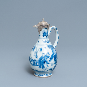 Une verseuse en porcelaine de Chine en bleu et blanc à monture en argent, époque Transition