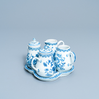 Een Chinese blauw-witte theeset op onderschotel, Qianlong