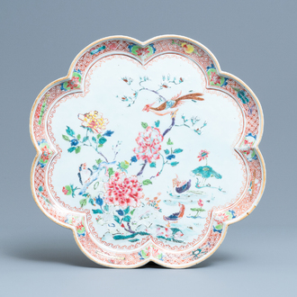 Un grand plat polylobé en porcelaine de Chine famille rose, Qianlong