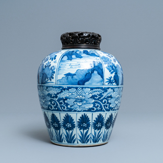 Een grote Chinese blauw-witte pot met houten deksel, Kangxi