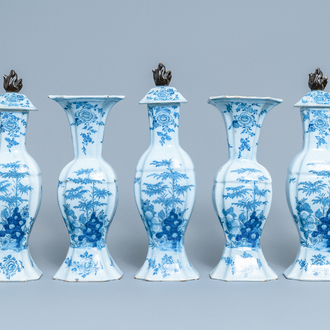 Une garniture de cinq vases en faïence de Delft en bleu et blanc, 18ème